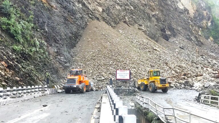 सवारी रोकेर तुइन खोलाको ढिस्को हटाइँदै